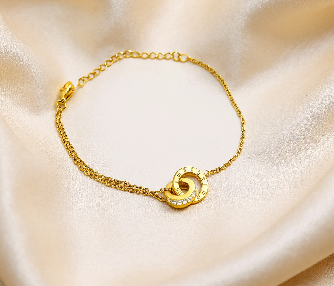 Elegant Roman-Inspired Interlink Bracelet in 18K gold plated titanium steel.