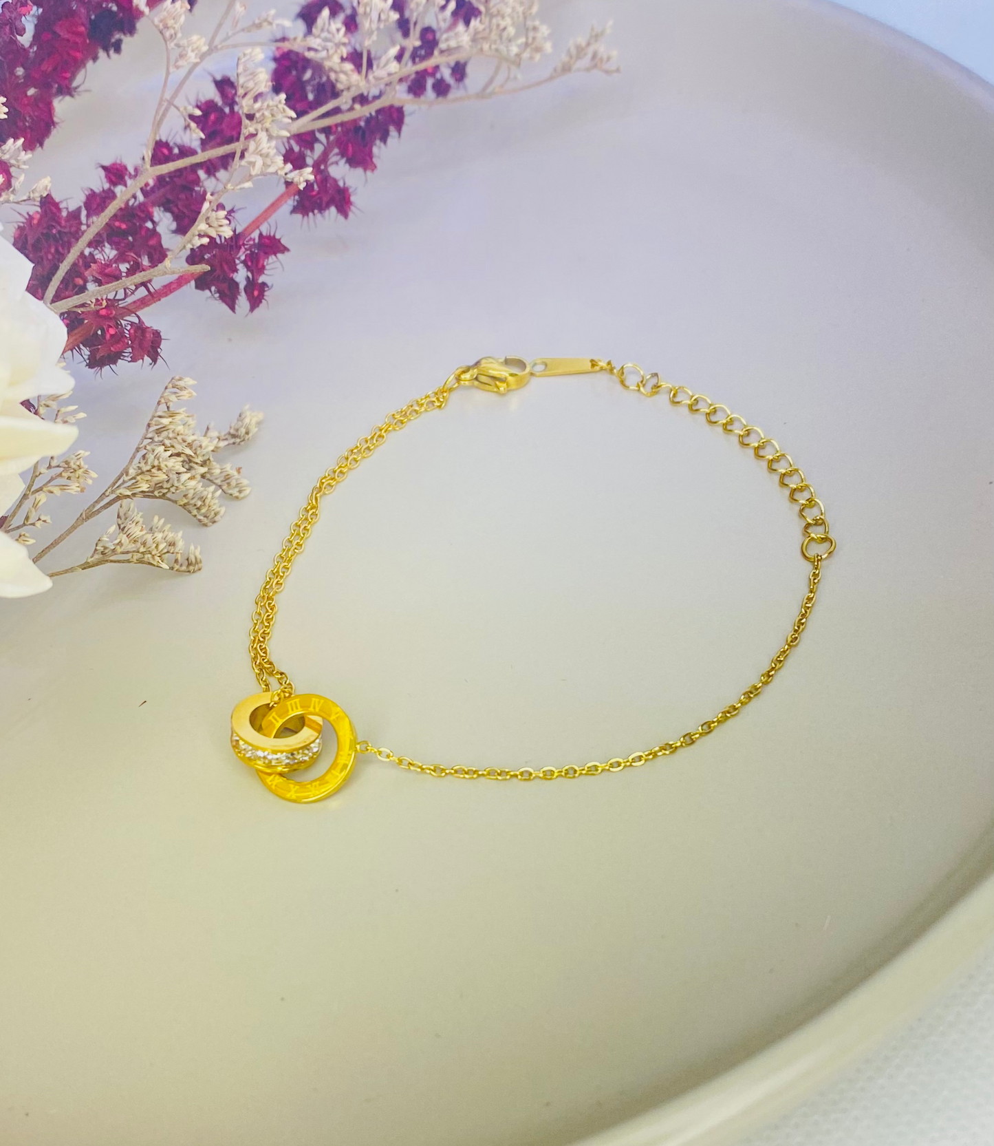 Elegant Roman-Inspired Interlink Bracelet in 18K gold plated titanium steel.