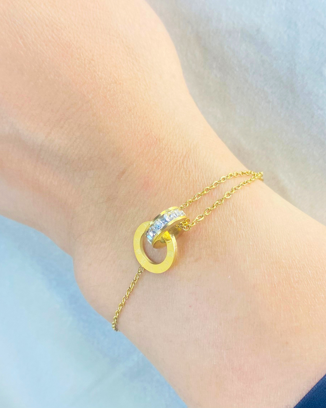 Elegant Roman-Inspired Interlink Bracelet in 18K gold plated titanium steel.