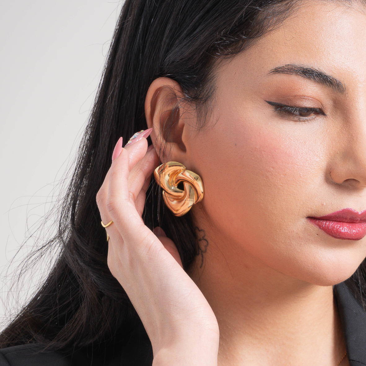 Bold Vogue Loop Twisted Gold Stud Earrings β 18K Gold Plated 316L Stainless Steel